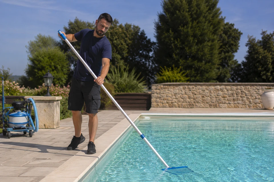Espace piscine résidentiel extérieur avec bassin principal en forme libre et spa circulaire surélevé